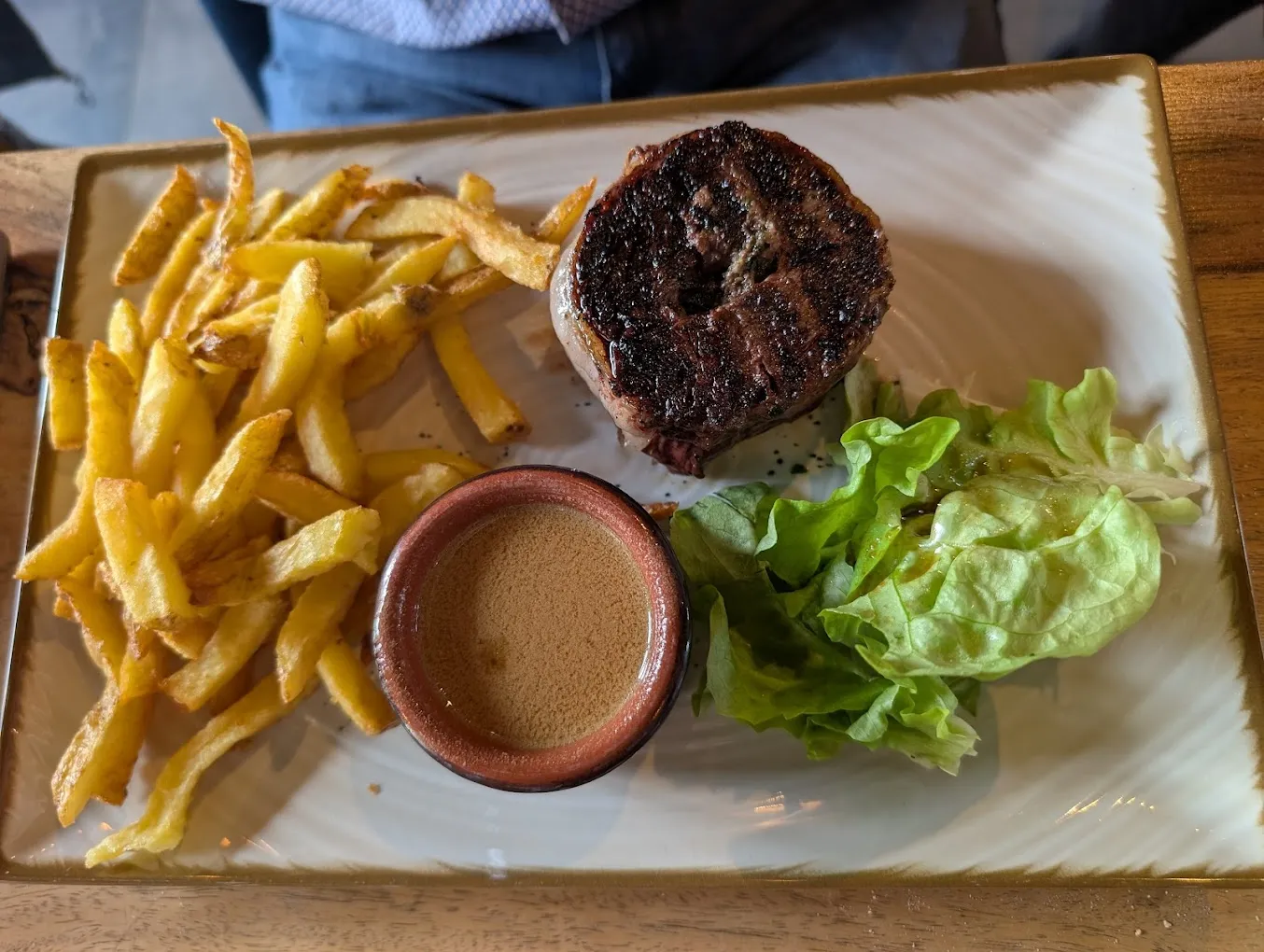 Onglet de bœuf grillé au beurre persillé, frites maison et salade.