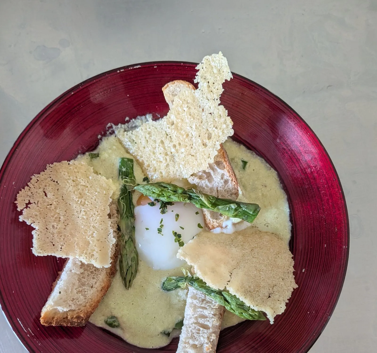 Œuf parfait, crème d’asperges vertes et tuiles de parmesan.
