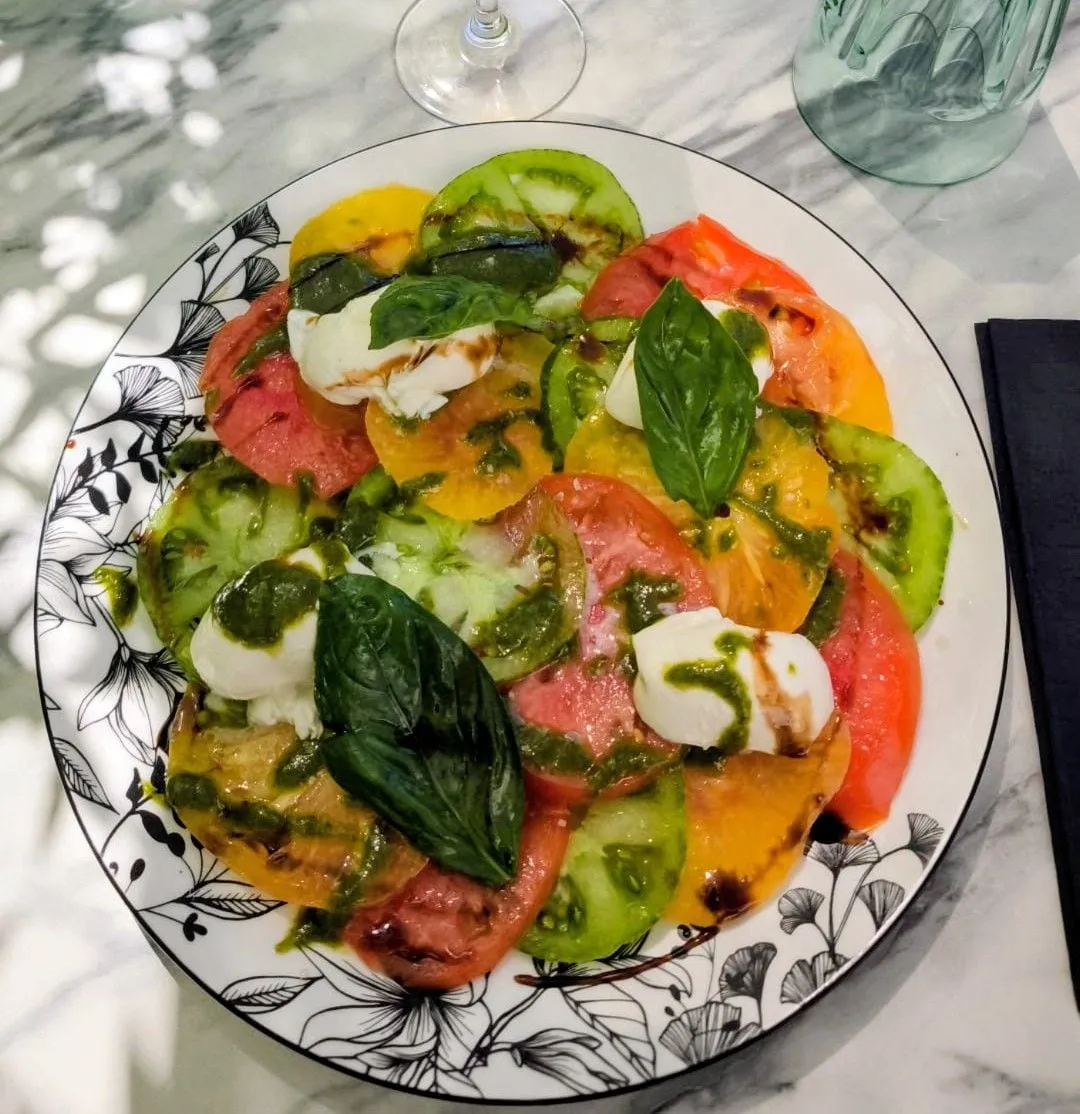 Assiette de tomates mozzarella, basilic frais.